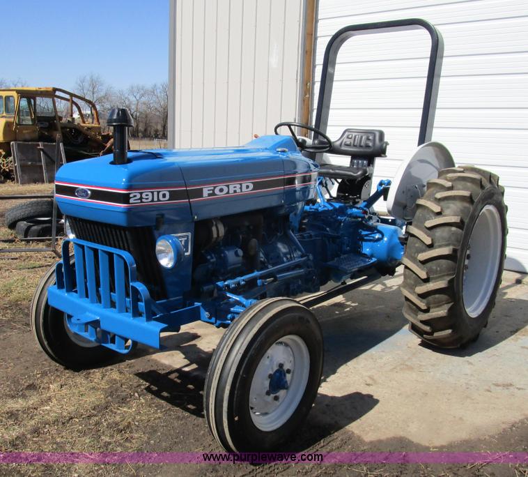 image for item D2322 Ford 2910 tractor