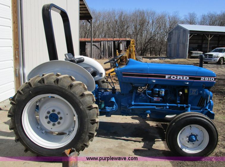 image for item D2322 Ford 2910 tractor