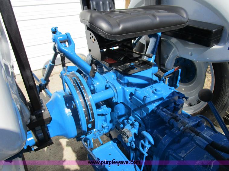 image for item D2322 Ford 2910 tractor