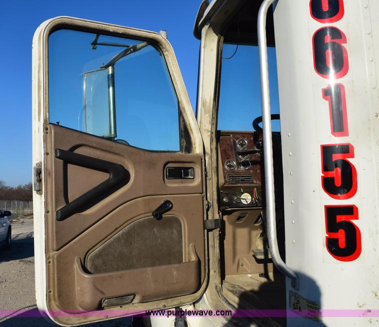 image for item E6157 2006 International 9200i semi truck