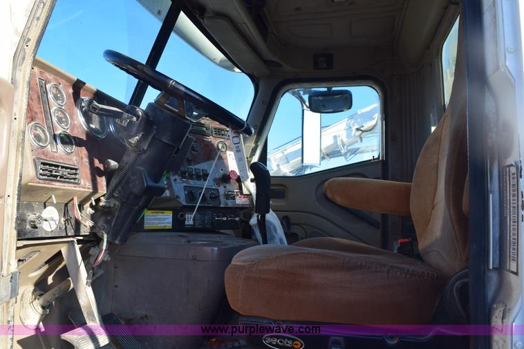 image for item E6157 2006 International 9200i semi truck