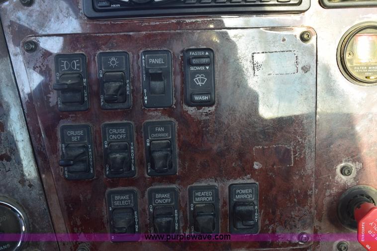 image for item E6157 2006 International 9200i semi truck