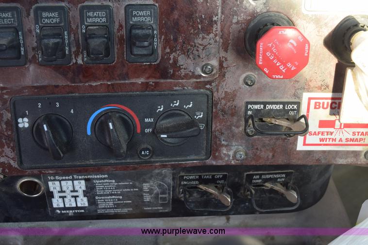 image for item E6157 2006 International 9200i semi truck