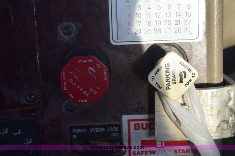 image for item E6157 2006 International 9200i semi truck