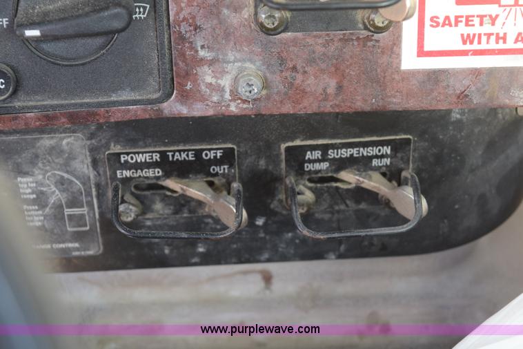 image for item E6157 2006 International 9200i semi truck