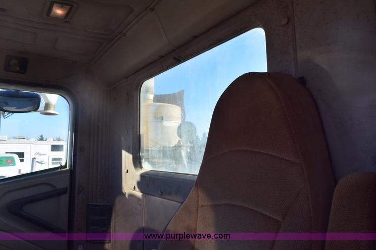 image for item E6157 2006 International 9200i semi truck