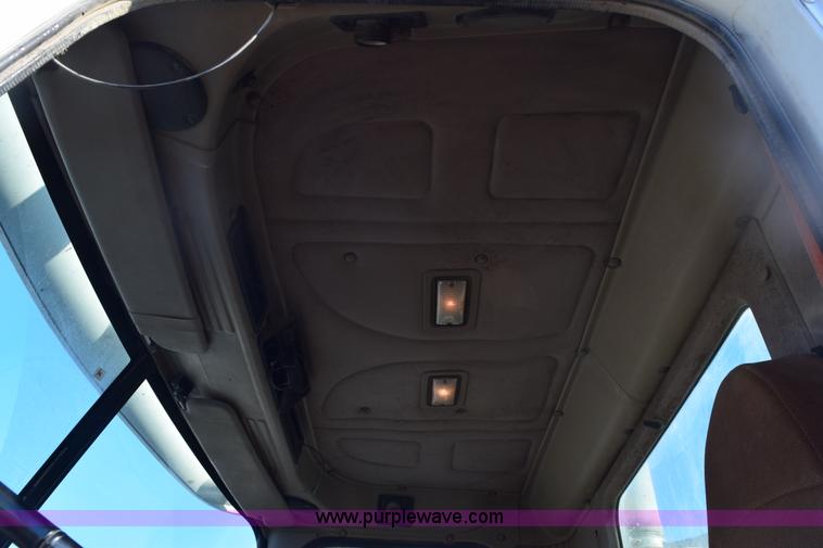 image for item E6157 2006 International 9200i semi truck