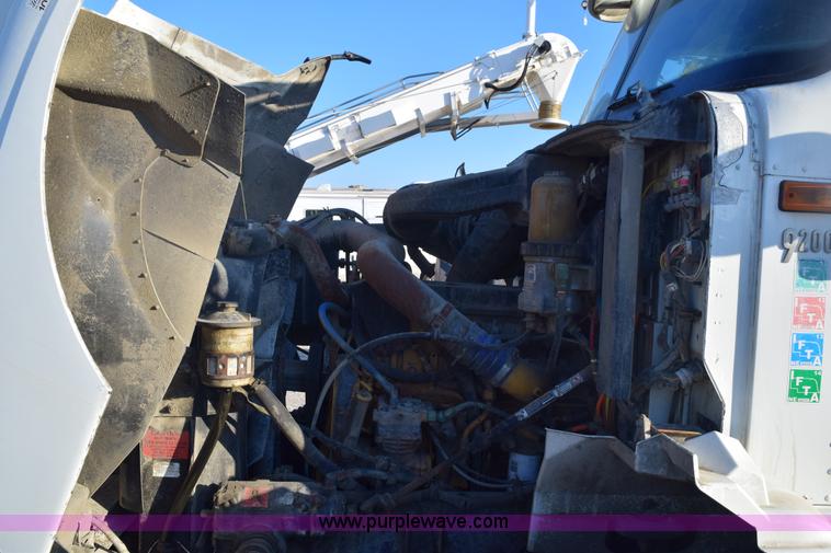 image for item E6157 2006 International 9200i semi truck