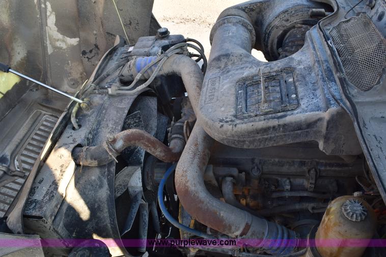 image for item E6157 2006 International 9200i semi truck