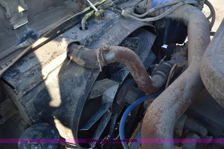 image for item E6157 2006 International 9200i semi truck