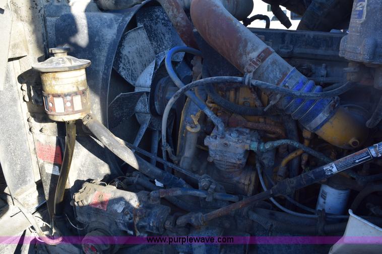 image for item E6157 2006 International 9200i semi truck