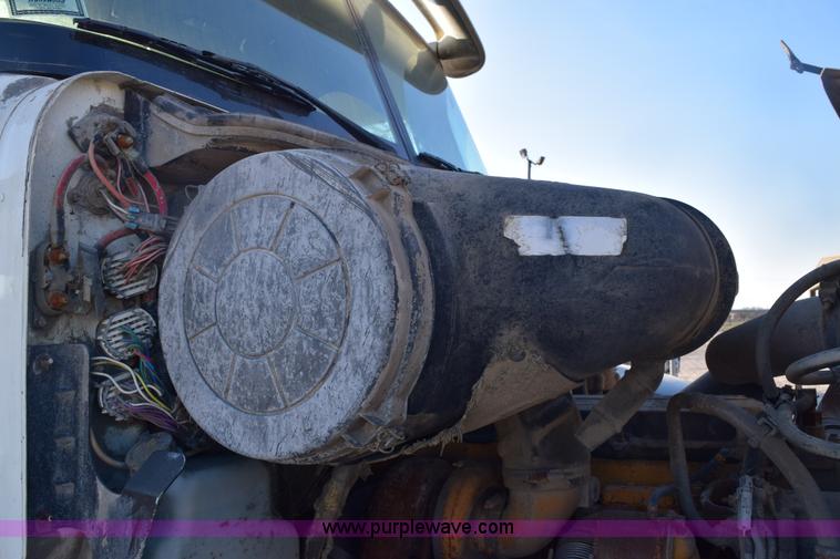 image for item E6157 2006 International 9200i semi truck