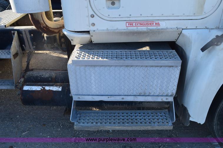 image for item E6157 2006 International 9200i semi truck