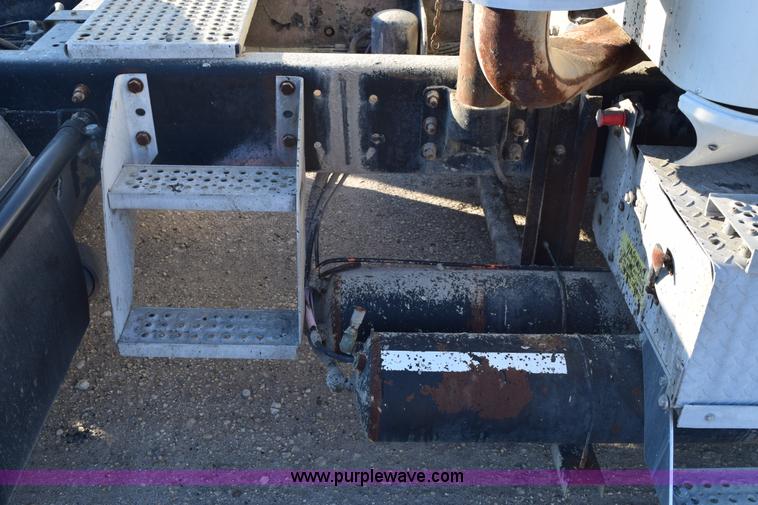 image for item E6157 2006 International 9200i semi truck