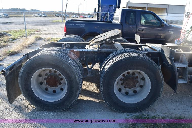 image for item E6157 2006 International 9200i semi truck