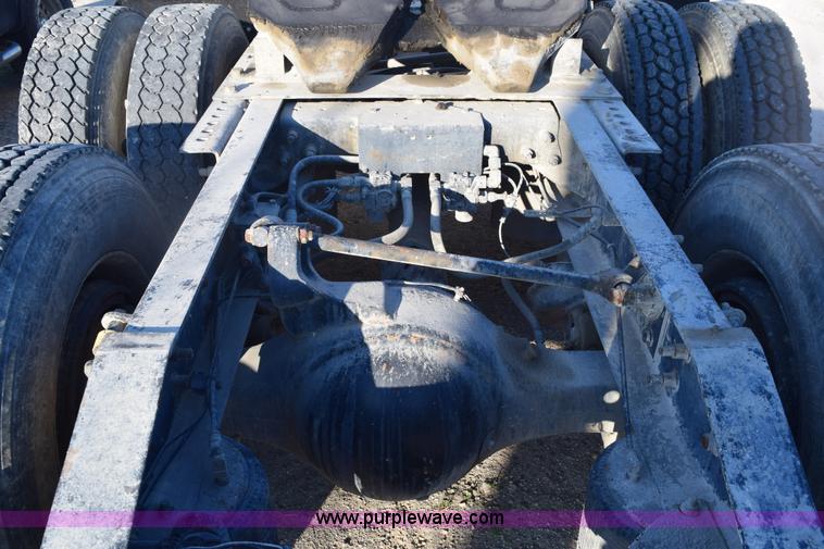 image for item E6157 2006 International 9200i semi truck