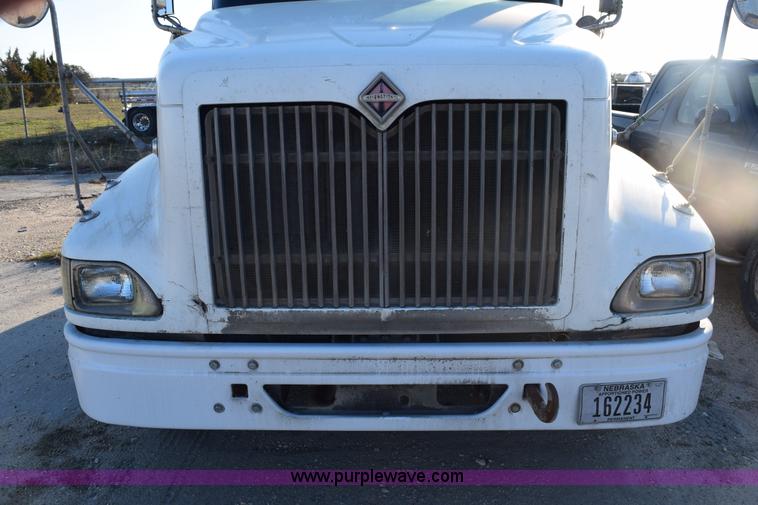 image for item E6157 2006 International 9200i semi truck