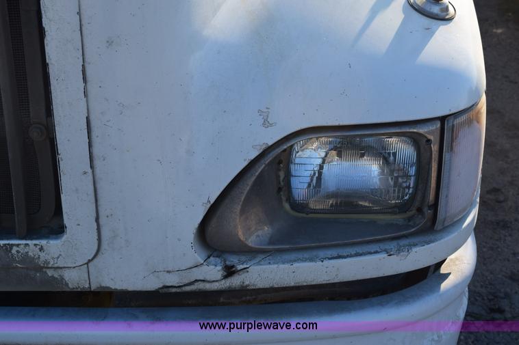 image for item E6157 2006 International 9200i semi truck