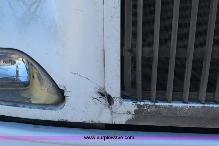 image for item E6157 2006 International 9200i semi truck