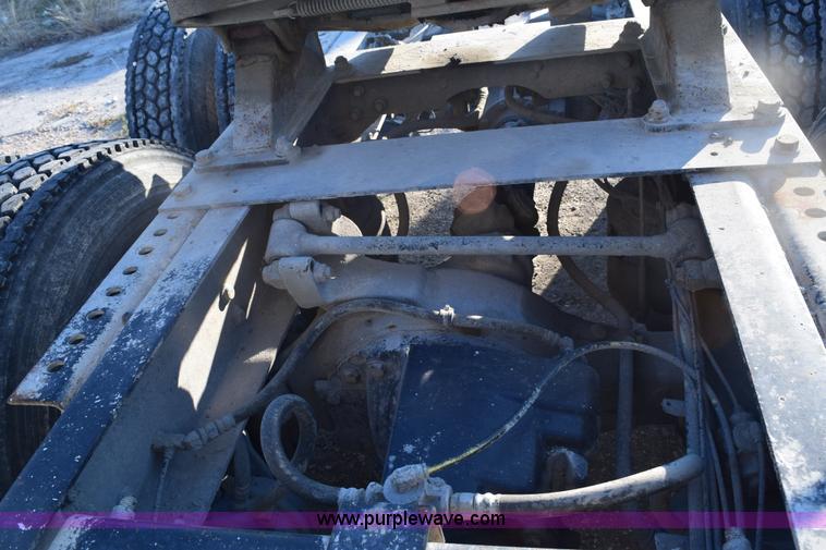 image for item E6157 2006 International 9200i semi truck