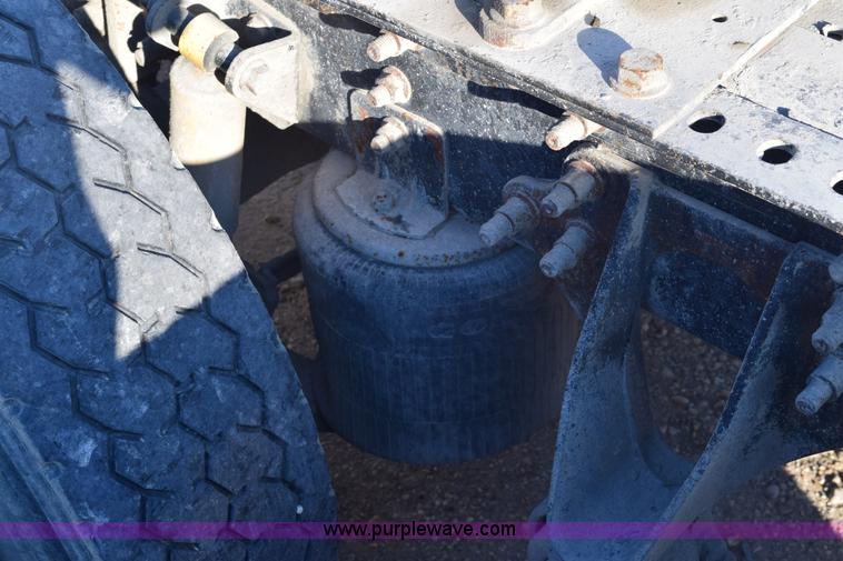 image for item E6157 2006 International 9200i semi truck