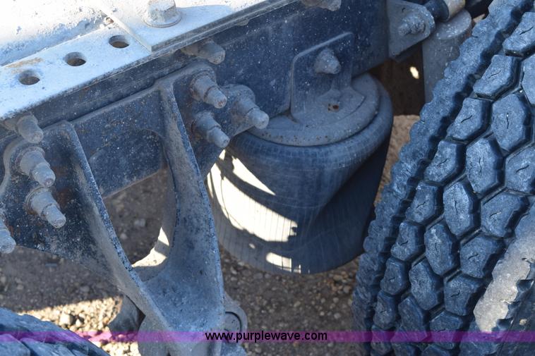 image for item E6157 2006 International 9200i semi truck