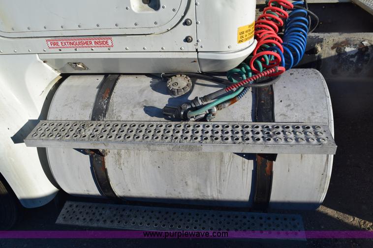 image for item E6157 2006 International 9200i semi truck