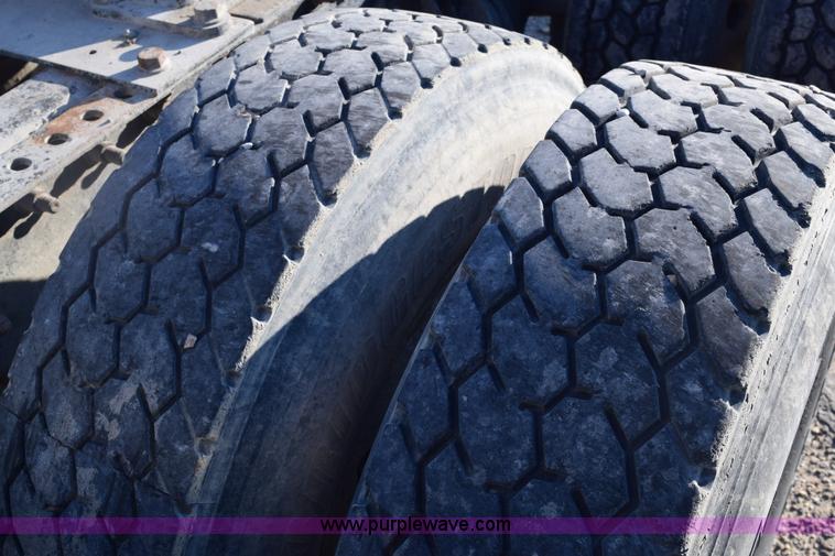 image for item E6157 2006 International 9200i semi truck