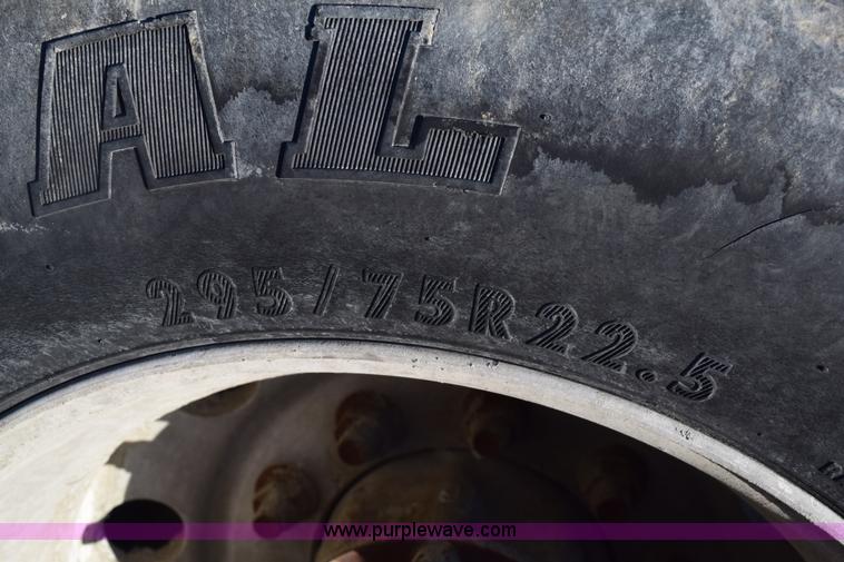 image for item E6157 2006 International 9200i semi truck