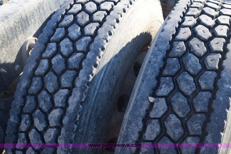 image for item E6157 2006 International 9200i semi truck