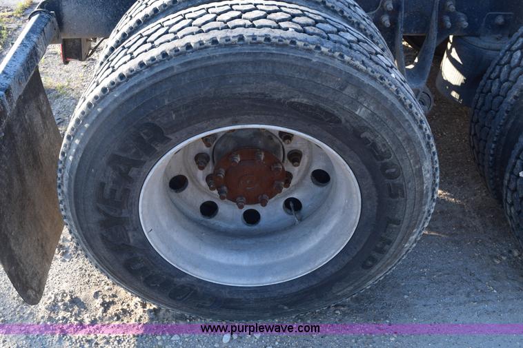 image for item E6157 2006 International 9200i semi truck