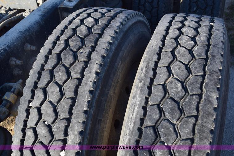 image for item E6157 2006 International 9200i semi truck