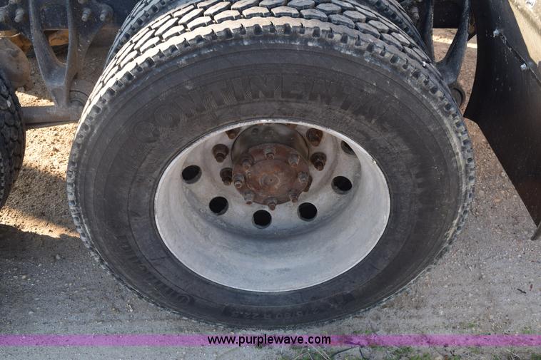 image for item E6157 2006 International 9200i semi truck