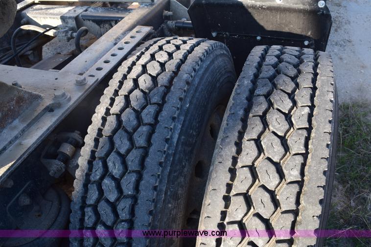 image for item E6157 2006 International 9200i semi truck