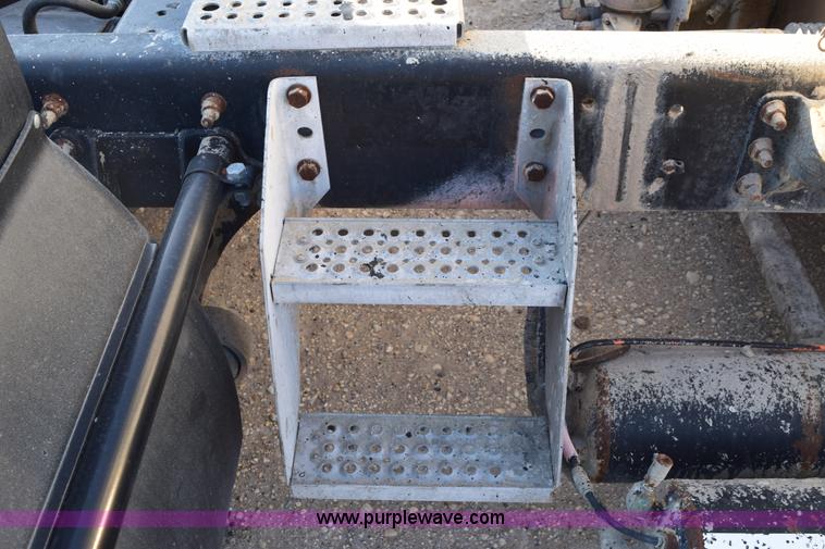 image for item E6157 2006 International 9200i semi truck