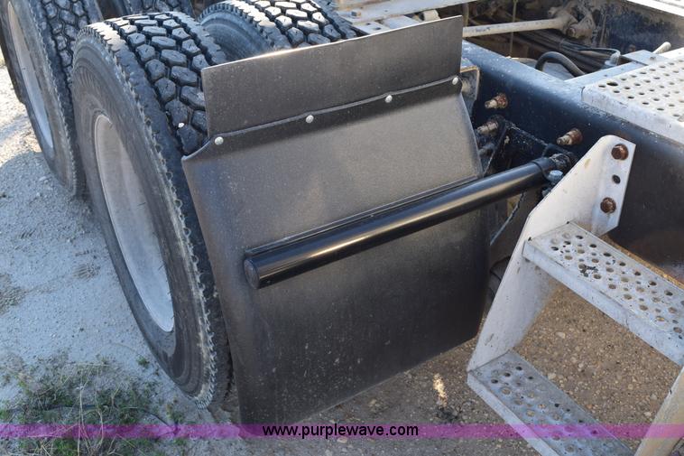 image for item E6157 2006 International 9200i semi truck