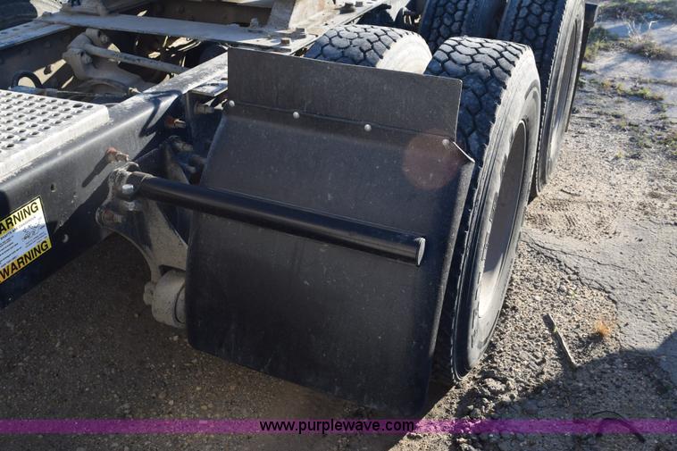 image for item E6157 2006 International 9200i semi truck