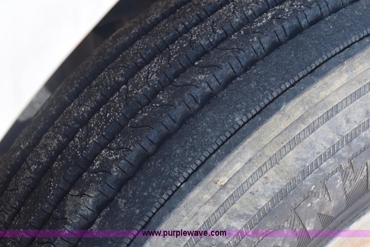 image for item E6157 2006 International 9200i semi truck