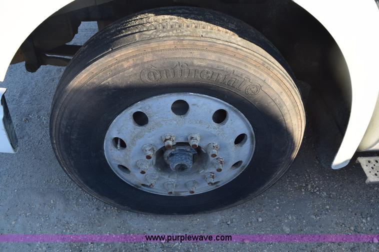 image for item E6157 2006 International 9200i semi truck