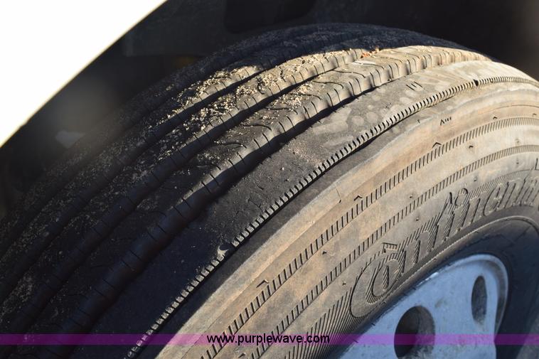 image for item E6157 2006 International 9200i semi truck