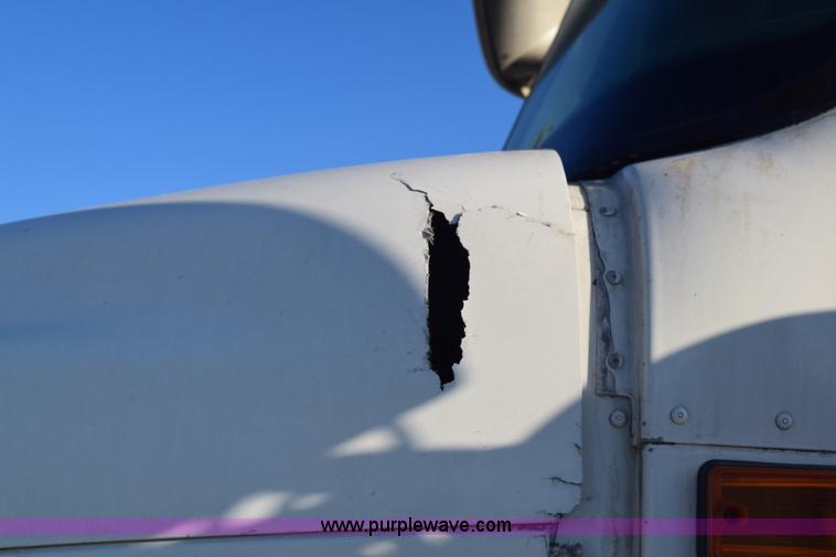 image for item E6157 2006 International 9200i semi truck