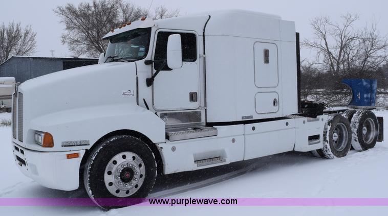 image for item E6253 2000 Kenworth T600 semi truck