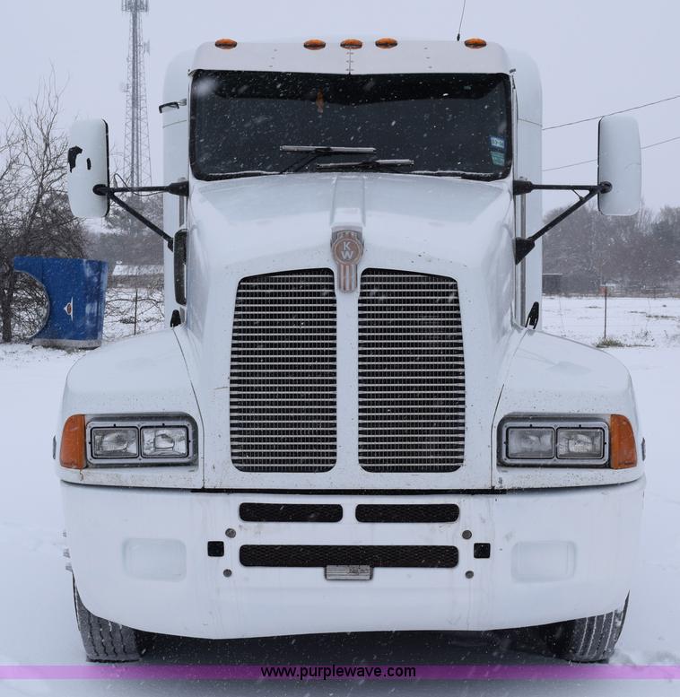 image for item E6253 2000 Kenworth T600 semi truck