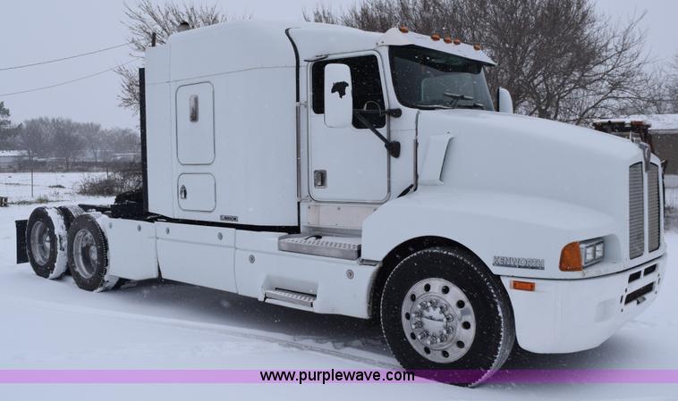 image for item E6253 2000 Kenworth T600 semi truck