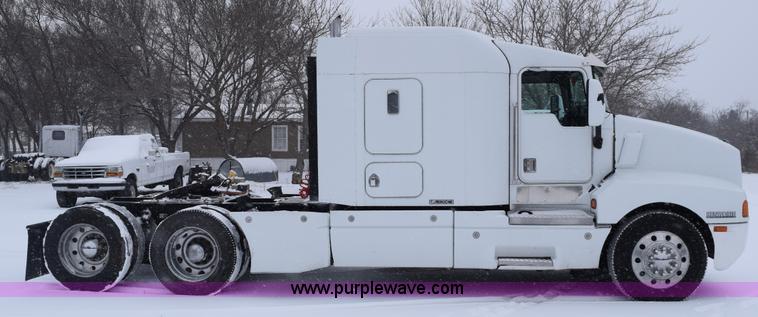 image for item E6253 2000 Kenworth T600 semi truck