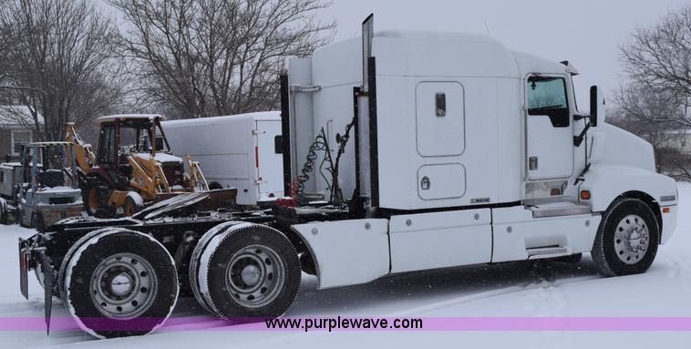 image for item E6253 2000 Kenworth T600 semi truck