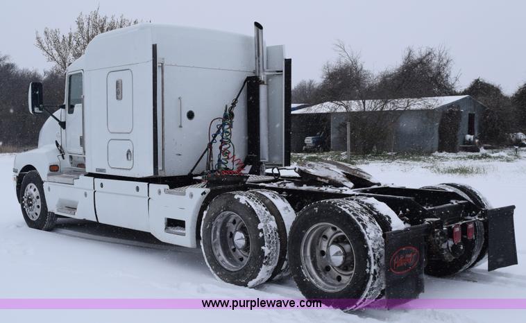 image for item E6253 2000 Kenworth T600 semi truck