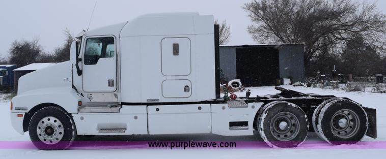 image for item E6253 2000 Kenworth T600 semi truck