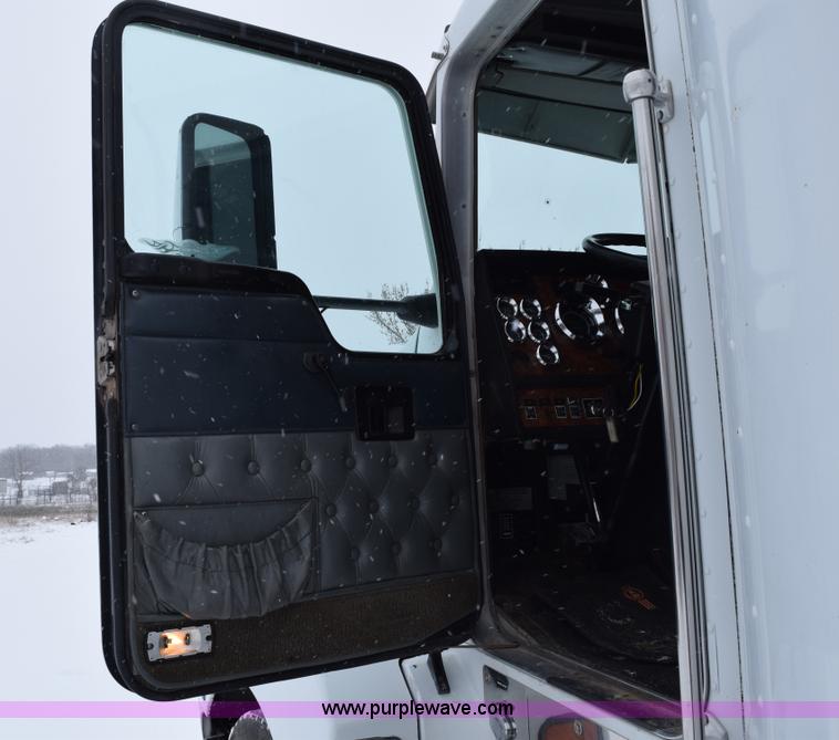 image for item E6253 2000 Kenworth T600 semi truck