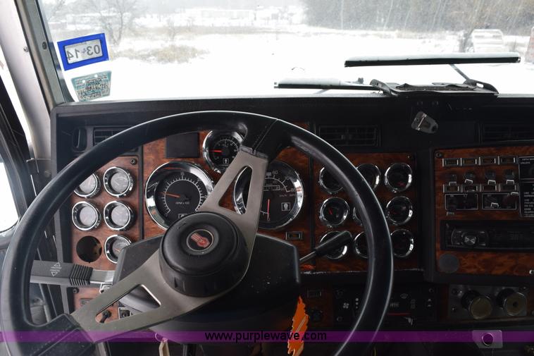 image for item E6253 2000 Kenworth T600 semi truck